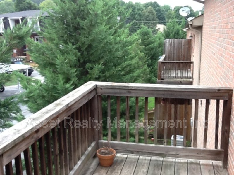 1667 Maple View Way property image