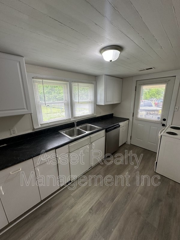 500 West Strang Street property image