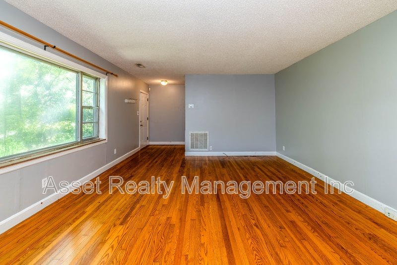 102 Eastwood Dr - 1 property image