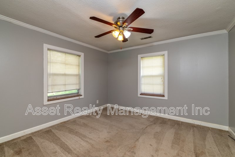 102 Eastwood Dr - 1 property image