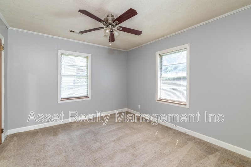 102 Eastwood Dr - 1 property image