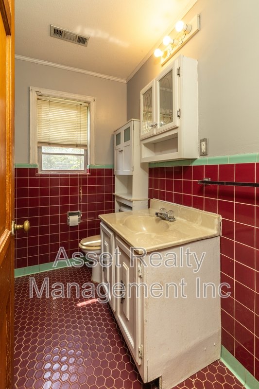 102 Eastwood Dr - 1 property image