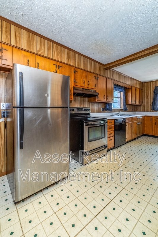 102 Eastwood Dr - 1 property image