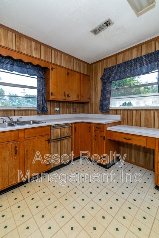 102 Eastwood Dr - 1 property image