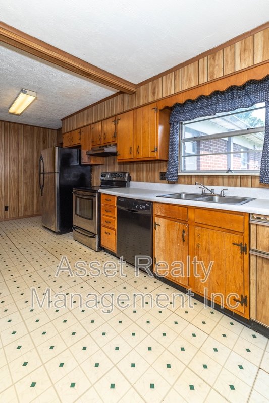 102 Eastwood Dr - 1 property image