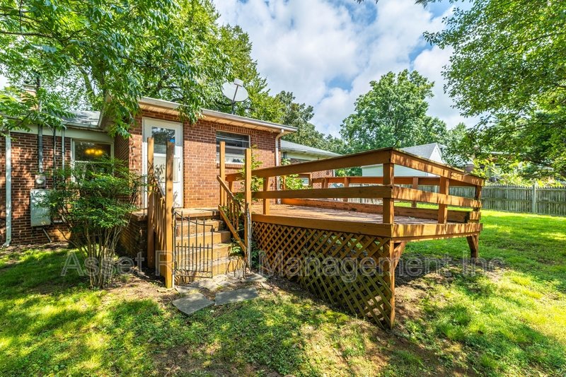 102 Eastwood Dr - 1 property image