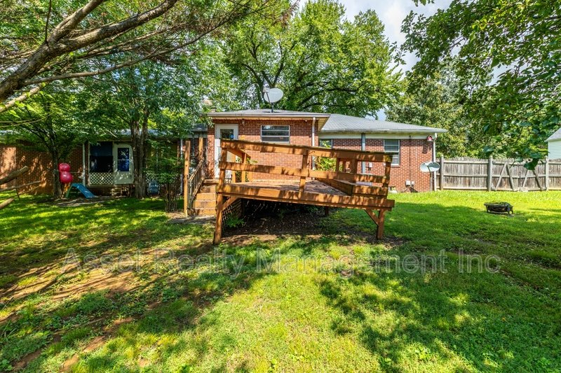 102 Eastwood Dr - 1 property image