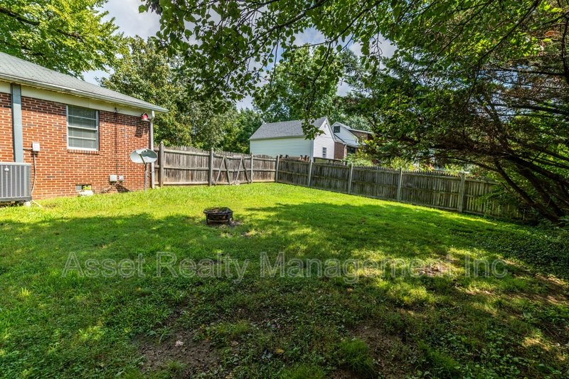 102 Eastwood Dr - 1 property image