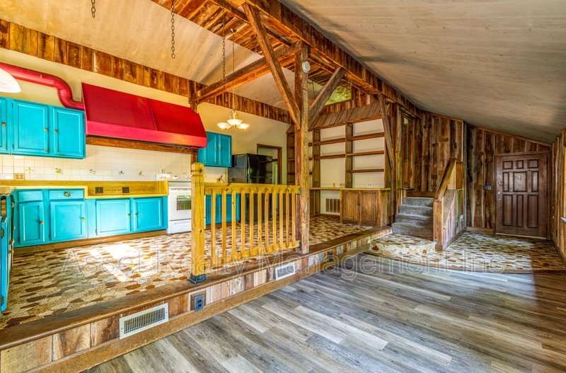 818 Deaderick Road property image