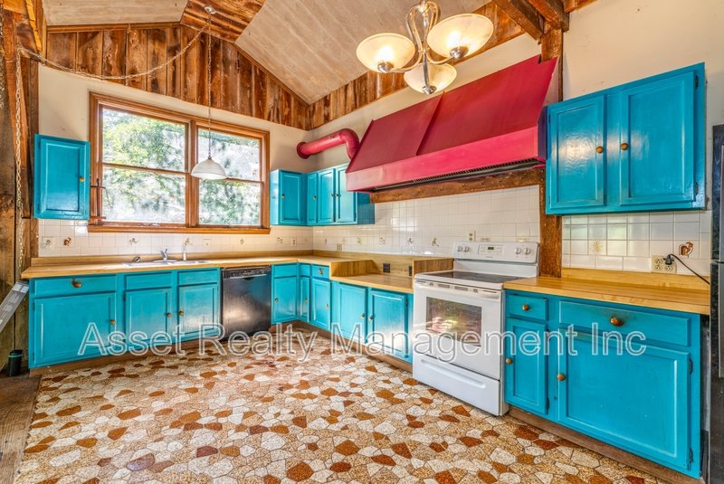 818 Deaderick Road property image