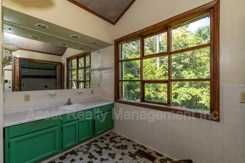 818 Deaderick Road property image