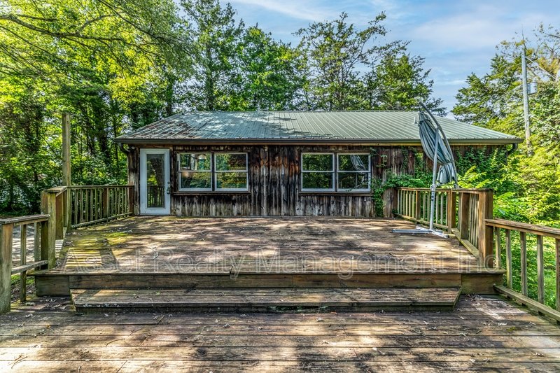 818 Deaderick Road property image