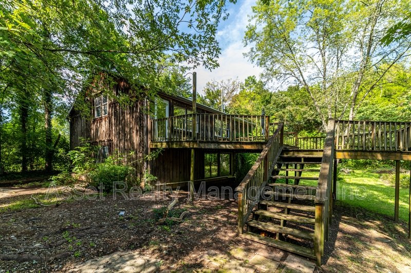 818 Deaderick Road property image