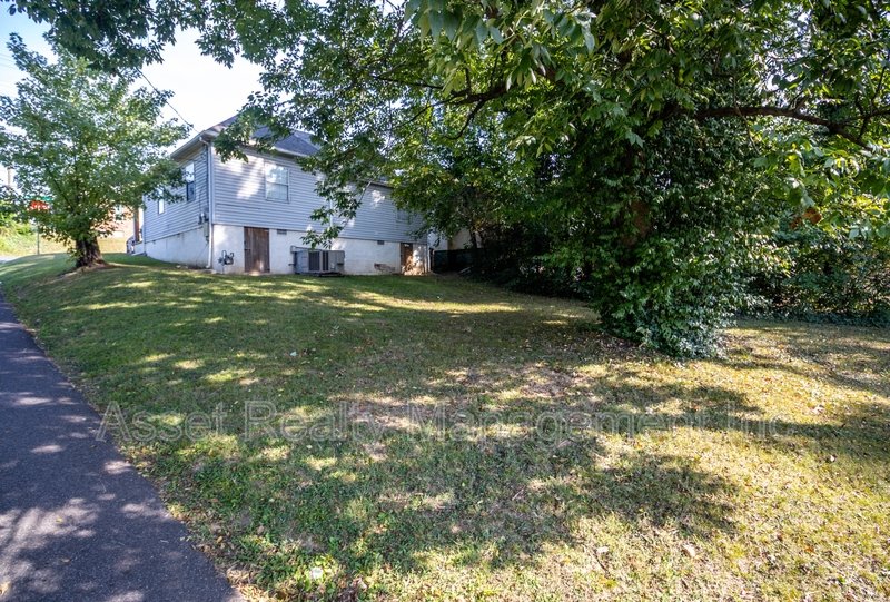 2200 Parkview Avenue property image