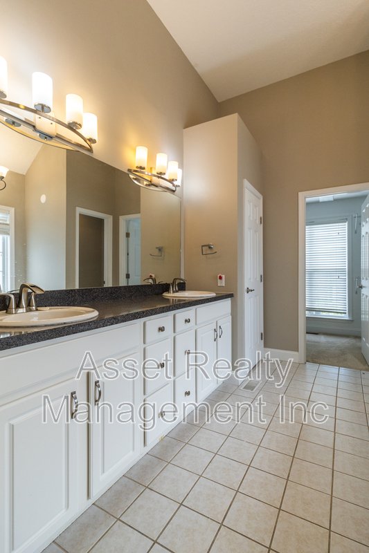 1100 Winterberry Lane property image