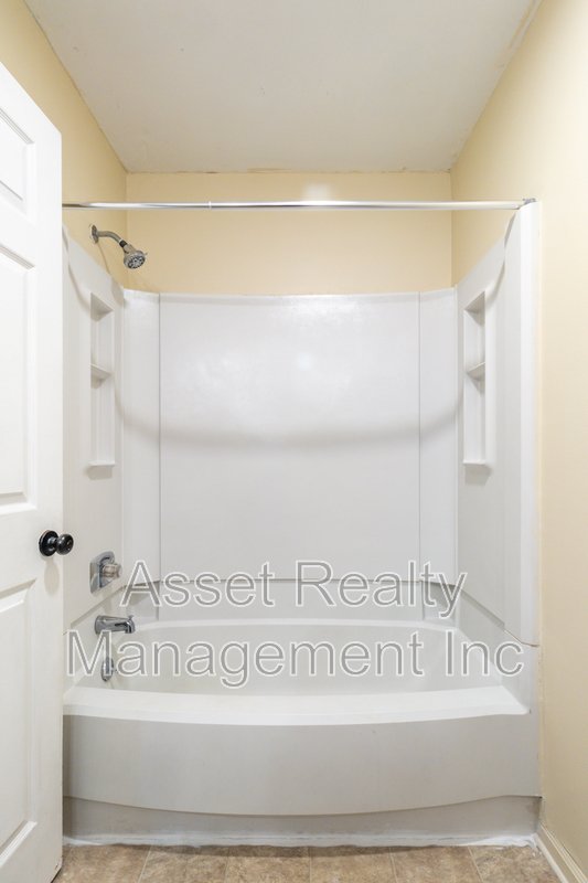 1405 Wenlock Road property image